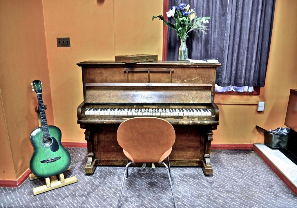The Duke Hostel Greymouth Exterior foto The piano in the studio